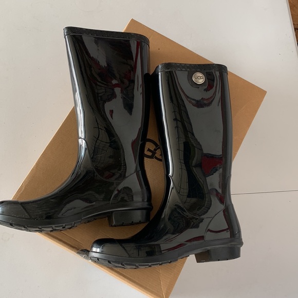 UGG Shaye Rain Boots in Black - Picture 2 of 13